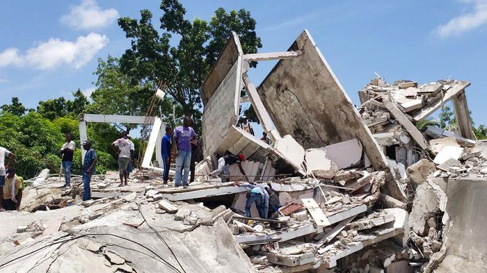 Gempa berkekuatan M 7,2 mengguncang Haiti. Korban tewas akibat gempa dilaporkan mencapai 304 orang dan 1.800 orang diketahui terluka.