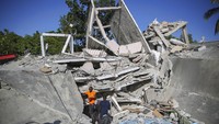 Gempa M 7,2 itu diketahui membuat 1.800 orang terluka. AP Photo/Joseph Odelyn