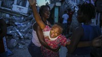 Untuk diketahui, Haiti diguncang gempa berkekuatan M 7,2. Gempa tersebut terjadi pada kedalaman 10 kilometer. Pusat gempa dilaporkan berada pada jarak 8 kilometer dari kota Petit Trou de Nippes atau hanya 150 kilometer dari Ibu Kota Port-au-Prince. Sistem Peringatan Tsunami A.S awalnya mengeluarkan peringatan tsunami pasca gempa tersebut. Namun kini peringatan tsunami tersebut sudah dicabut. AP Photo/Joseph Odelyn