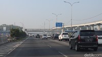 Begitu exit tol, petugas dan gugus tugas melakukan pemeriksaan berupa surat vaksin dan swab antigen. (Johanes Randy/detikTravel)
