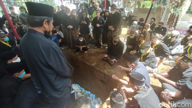 Prosesi pemakaman KGPAA Mangkunegara IX di Astana Giri Layu, Karanganyar, Minggu (15/8/20210