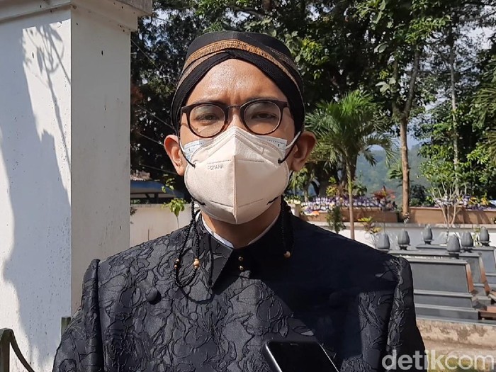 Putra bungsu KGPAA Mangkunegara IX, GPH Bhre Cakrahutomo Wira Sudjiwo usai pemakaman sang ayah di Astana Girilayu, Karanganyar.