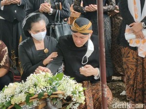 Tangis Paundra di Pusara KGPAA Mangkunegara IX