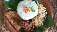 Racikan nasi berkat Wonogiri sangat sederhana. Namun rasa gurih, pedas dan manis lauknya selalu bikin ketagihan. Lihat racikan lauk lengkapnya di resep ini.Foto: detikfood/odilia