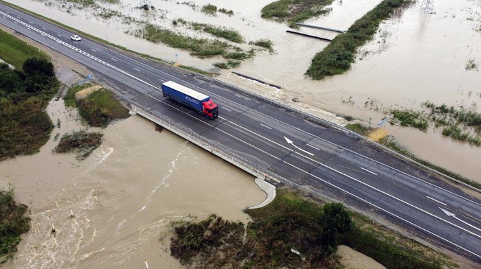 Ribuan Rumah Terendam Banjir, 1.500 Warga Rusia Mengungsi Banjir merendam sejumlah kawasan di Rusia. Ribuan rumah dilaporkan terendam hingga mengakibatkan lebih dari 1.500 orang mengungsi.