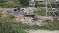 Pihak berwenang di wilayah Krasnodar mengatakan pada Sabtu (14/8) lebih dari 1.400 rumah terendam banjir. AP Photo.
