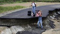 Hal itu menyebabkan lebih dari 1.500 warga dievakuasi ke tempat yang lebih aman. AP Photo.