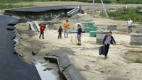 Sejumlah warga meninggalkan rumah mereka yang terdampak banjir di wilayah Rusia selatan. AP Photo. 