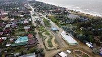 Melansir CNN Indonesia, hujan deras dan badai yang mengguyur  selama satu pekan juga memutus jaringan listrik ke sebelas wilayah permukiman yang membuat 108 ribu rumah gelap gulita. AP Photo.