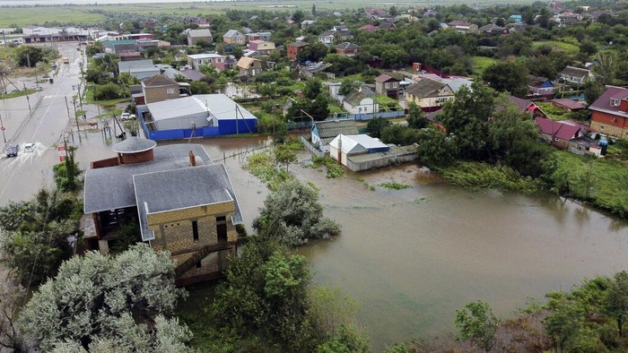 Ribuan Rumah Terendam Banjir, 1.500 Warga Rusia Mengungsi Banjir merendam sejumlah kawasan di Rusia. Ribuan rumah dilaporkan terendam hingga mengakibatkan lebih dari 1.500 orang mengungsi.
