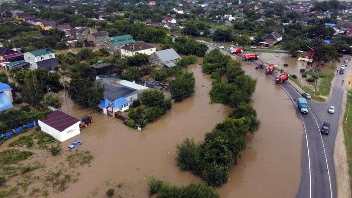 Ribuan Rumah Terendam Banjir, 1.500 Warga Rusia Mengungsi Banjir merendam sejumlah kawasan di Rusia. Ribuan rumah dilaporkan terendam hingga mengakibatkan lebih dari 1.500 orang mengungsi.