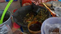  Biasanya penjual rujak moro ini menawarkan dagangannya di depan rumahnya masing-masing. Warung rujak moro ini pun buka mulai dari pagi hingga malam. Foto: detikcom/Mochamad Saifudin