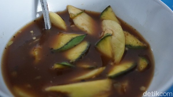 Unik! Rujak khas Demak Ini Disantap Pakai Bumbu Petis dan Kerupuk Rambak Pasir