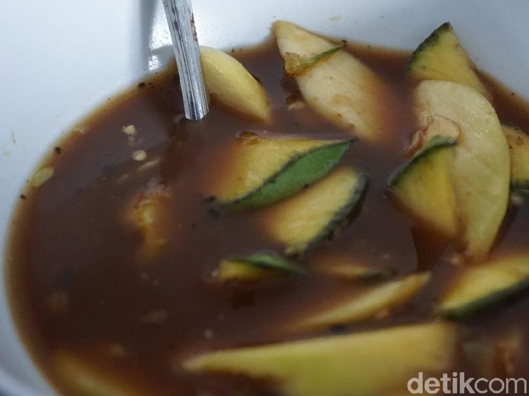 Unik! Rujak khas Demak Ini Disantap Pakai Bumbu Petis dan Kerupuk Rambak Pasir