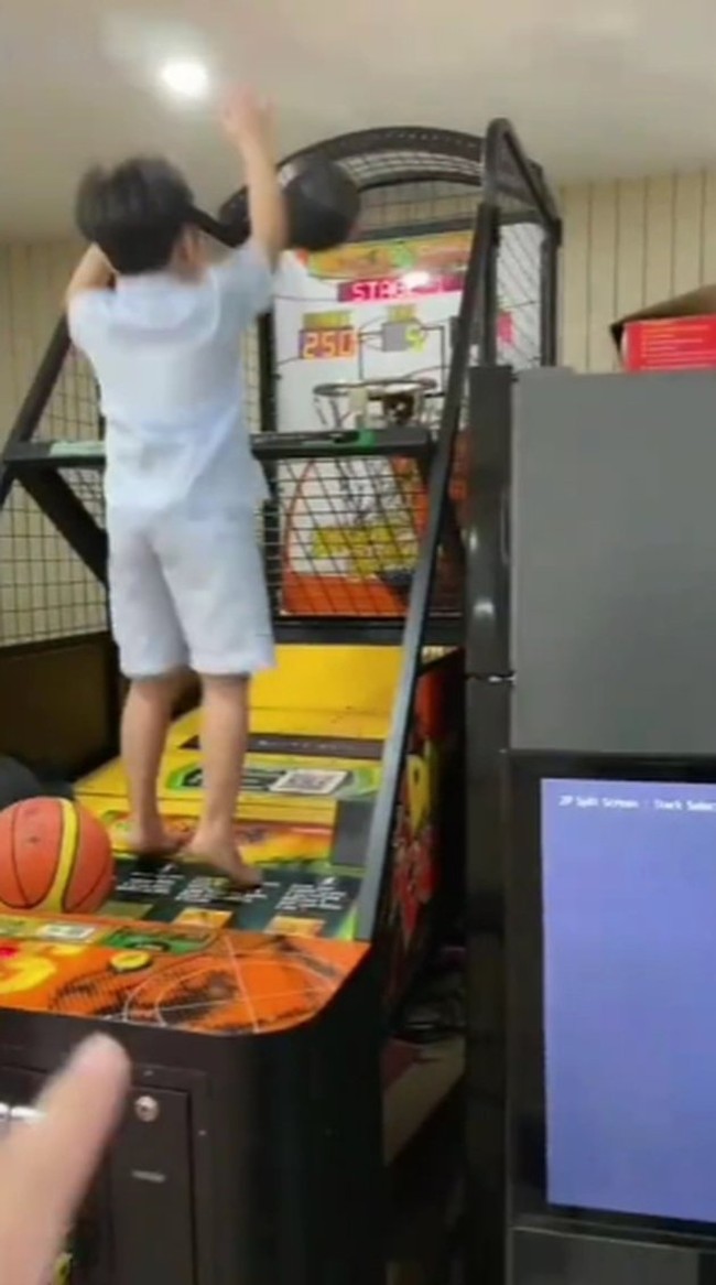 Tak hanya satu, dalam video yang diunggah oleh Lala itu Raffi tampak membeli sejumlah mesin permainan. Mulai dari basket, capit boneka, hingga balapan mobil. Sisi rumahnya itu pun sontak berubah jadi seperti arena bermain yang ada di mall. Foto: TikTok/Shella Lala