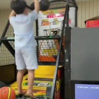 Tak hanya satu, dalam video yang diunggah oleh Lala itu Raffi tampak membeli sejumlah mesin permainan. Mulai dari basket, capit boneka, hingga balapan mobil. Sisi rumahnya itu pun sontak berubah jadi seperti arena bermain yang ada di mall. Foto: TikTok/Shella Lala