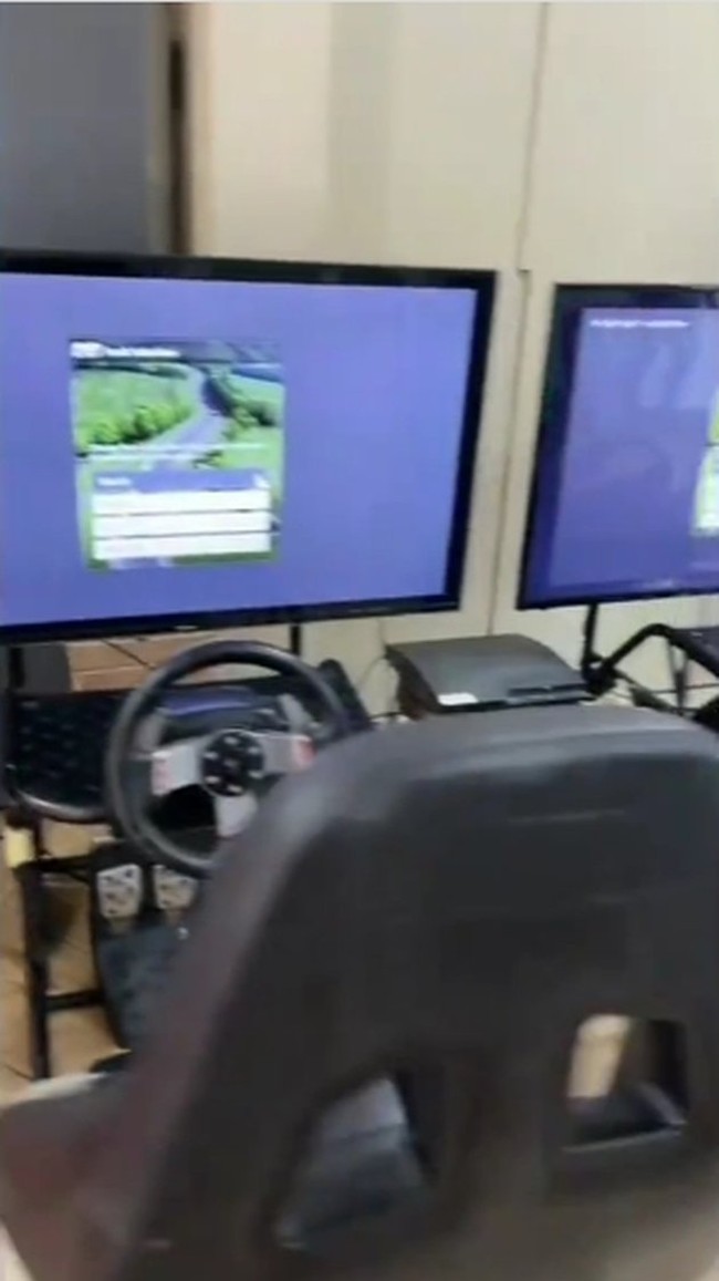 Menurut penuturan Lala dalam video unggahannya itu, Raffi membeli alat-alat permainan tersebut karena dirinya tak bisa mengajak sang anak, Rafathar untuk bermain ke mall. Namun tak hanya Rafathar, para asisten Raffi Ahmad pun terlihat ikut serta memainkan alat permainan tersebut. Foto: TikTok/Shella Lala