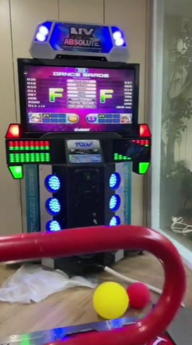 Tampilan mesin permainan yang satu ini pastinya sudah tidak asing lagi dilihat, terutama bagi kamu yang senang pergi ke arena bermain di mall. Mesin ini biasa disebut Dance-Dance Revolution. Tentunya dengan adanya mesin ini, sensasi bermain akan menjadi lebih asik. Foto: TikTok/Shella Lala
