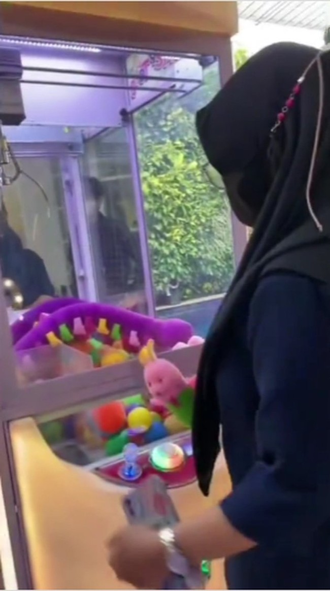 Mesin capit boneka pun tampak melengkapi sudut arena bermain di rumah Raffi Ahmad. Mesin capit boneka itu tampak diletakkan di dekat kolam renang. Foto: TikTok/Shella Lala