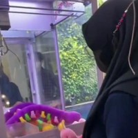 Mesin capit boneka pun tampak melengkapi sudut arena bermain di rumah Raffi Ahmad. Mesin capit boneka itu tampak diletakkan di dekat kolam renang. Foto: TikTok/Shella Lala