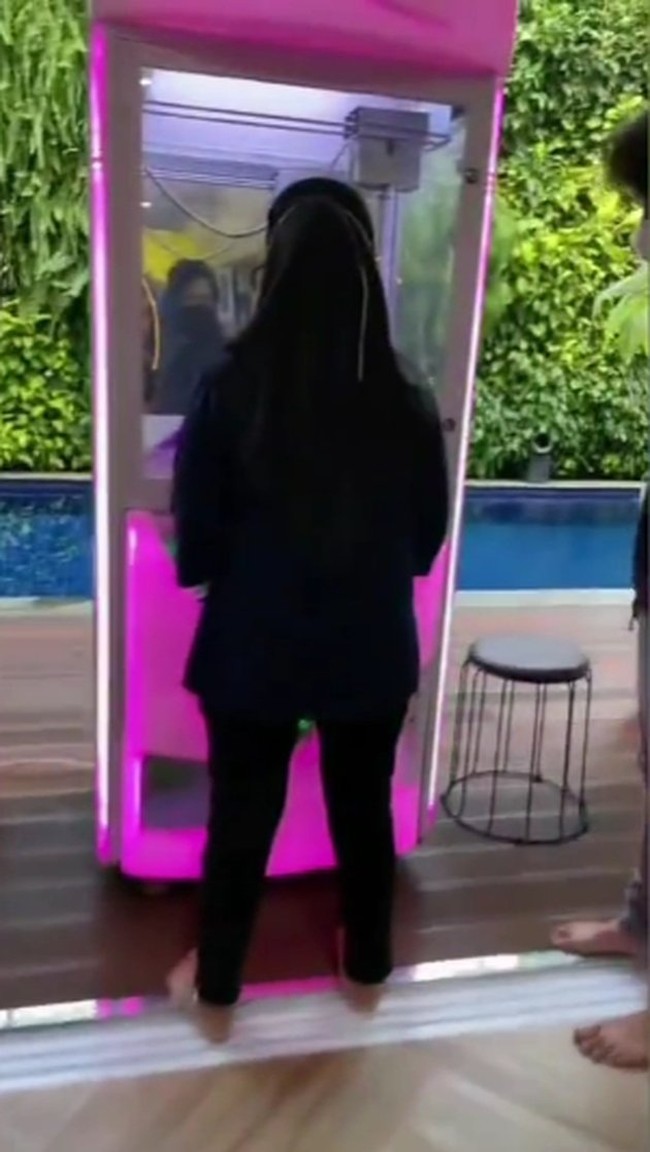 Para asisten Raffi Ahmad pun tampak antusias memainkan permainan-permainan tersebut. Salah satunya permainan capit boneka seperti yang ada di dalam foto yang satu ini. Foto: TikTok/Shella Lala