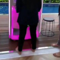 Para asisten Raffi Ahmad pun tampak antusias memainkan permainan-permainan tersebut. Salah satunya permainan capit boneka seperti yang ada di dalam foto yang satu ini. Foto: TikTok/Shella Lala