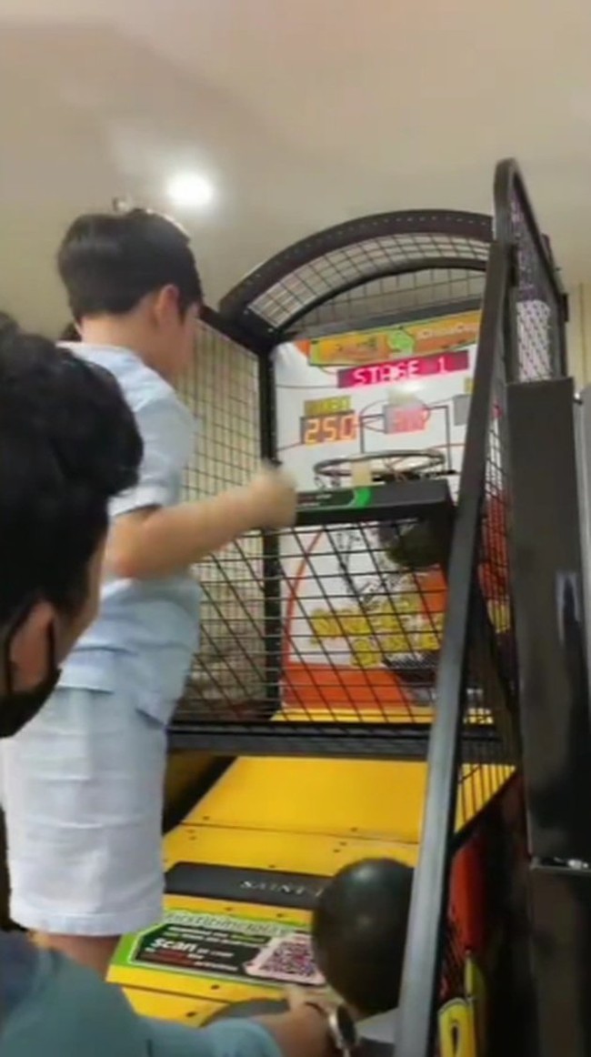 Tidak bisa mengajak sang anak, Rafathar untuk pergi bermain di mall selama PPKM, Raffi Ahmad memutuskan untuk membeli sejumlah mesin permainan bak yang ada di mall. Hal itu terlihat dari unggahan TikTok milik pengasuh Rafathar, Lala. Foto: TikTok/Shella Lala