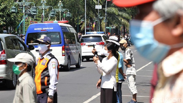 Sejumlah warga memadati sepanjang jalan di Kota Solo untuk menyaksikan prosesi pemakaman KGPAA Mangkunegara IX. Tak sedikit di antaranya berasal dari luar Solo.