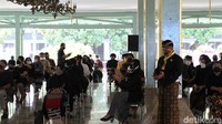 Sebelumnya, sejumlah warga juga turut datang melayat ke Pura Mangkunegaran, Solo, Jawa Tengah.