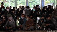 Diketahui, warga yang ingin melihat prosesi awal hingga pemberangkatan jenazah KGPAA Mangkunegara IX menempati tempat duduk di Pendopo Mangkunegaran. Sementara untuk kerabat dekat maupun penjabat pemkot mereka akan duduk di Ndalem Agung Mangkunegaran.