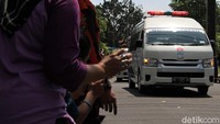 Tak sedikit pula warga dari luar Solo yang datang untuk menyaksikan prosesi pemakaman Pengageng Mangkunegaran Kanjeng Gusti Pangeran Adipati Arya (KGPAA) Mangkunegara IX. 
