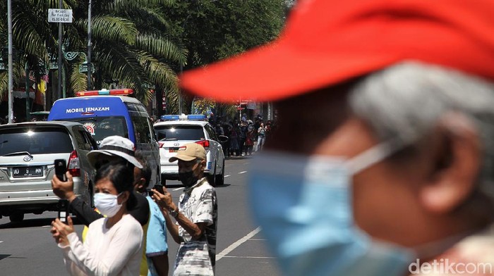 Saat Warga Solo Turun ke Jalan Iringi Pemakaman KGPAA Mangkunegara IX Sejumlah warga memadati sepanjang jalan di Kota Solo untuk menyaksikan prosesi pemakaman KGPAA Mangkunegara IX. Tak sedikit di antaranya berasal dari luar Solo.