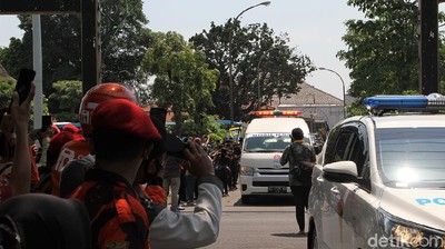 Saat Warga Solo Turun ke Jalan Iringi Pemakaman KGPAA Mangkunegara IX