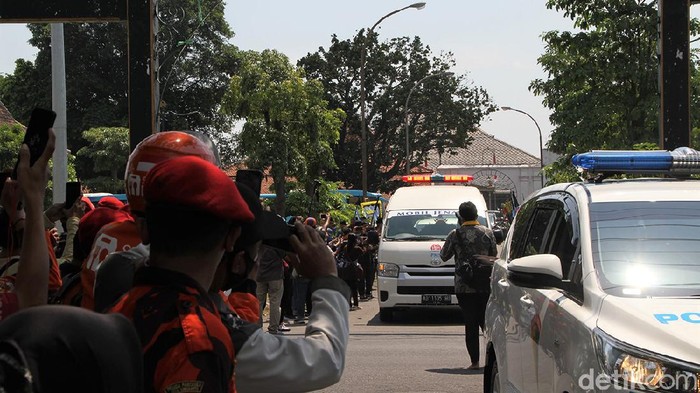 Saat Warga Solo Turun ke Jalan Iringi Pemakaman KGPAA Mangkunegara IX Sejumlah warga memadati sepanjang jalan di Kota Solo untuk menyaksikan prosesi pemakaman KGPAA Mangkunegara IX. Tak sedikit di antaranya berasal dari luar Solo.