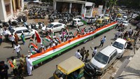 Berbagai kegiatan dilakukan masyarakat untuk merayakan Hari Kemerdekaan India, salah satunya adalah membentangkan bendera negara India yang berukuran raksasa di sudut Kota Ahmedabad. AP Photo/Ajit Solanki.