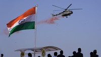 Penampakan helikopter Angkatan Udara India yang menyebarkan kelopak bunga dari udara selama perayaan Hari Kemerdekaan India di kawasan New Delhi. Minggu (15/8/2021). AP Photo/Manish Swarup.