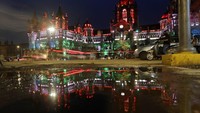 Sehari sebelumnya, yakni Sabtu (14/8), salah satu bangunan bersejarah di Mumbai pun tampak dihiasi dengan kerlap-kerlip lampu berwarna bendera India dalam rangka merayakan Hari Kemerdekaan India yang diperingati setiap tahun pada tanggal 15 Agustus. AP Photo/Rajanish kakade.