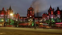 Penampakan The Chatrapati Shivaji Maharaj terminus, bangunan bersejarah di kawasan Mumbai, yang dihiasi lampu warna-warni menyerupai bendera India jelang Hari Kemerdekaan pada Sabtu (14/8) malam. AP Photo/Rajanish kakade.