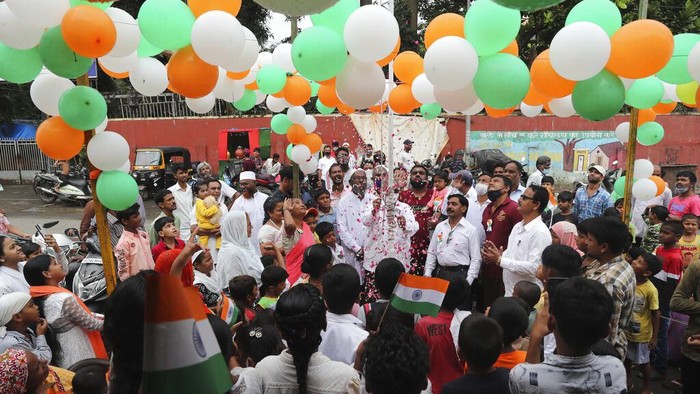 Hari Kemerdekaan India dirayakan setiap tanggal 15 Agustus. Meski masih hadapi pandemi COVID-19, warga India tetap bersuka cita merayakan hari kemerdekaan.