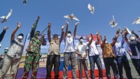 Direktur Utama PT Indonesia Tourism Development Corporation (ITDC) Abdulbar M Mansoer (keempat kanan) bersama Direktur Operasi Infrastruktur PT PP Yul Ari Pramuraharjo (ketiga kanan), Gubernur NTB Zulkieflimansyah (empat kiri) dan Kapolda NTB Irjen Pol Mohammad Iqbal (ketiga kiri) melepas burung merpati saat acara serah terima pertama penyelesaian pekerjaan pengaspalan Mandalika Street Circuit di the Mandalika, Pujut, Praya, Lombok Tengah, NTB, Minggu (15/8/2021).