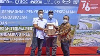Penyelesaian pengaspalan trek sirkuit sepanjang 4,31 KM dengan 17 tikungan ini merupakan kado atau persembahan untuk Indonesia dan NTB dalam menyambut HUT RI-Ke 76 sekaligus bukti kesiapan Mandalika International Street Circuit menggelar event balap motor FIM Superbike World Championship (WSBK) pada 12-14 November 2021 mendatang.