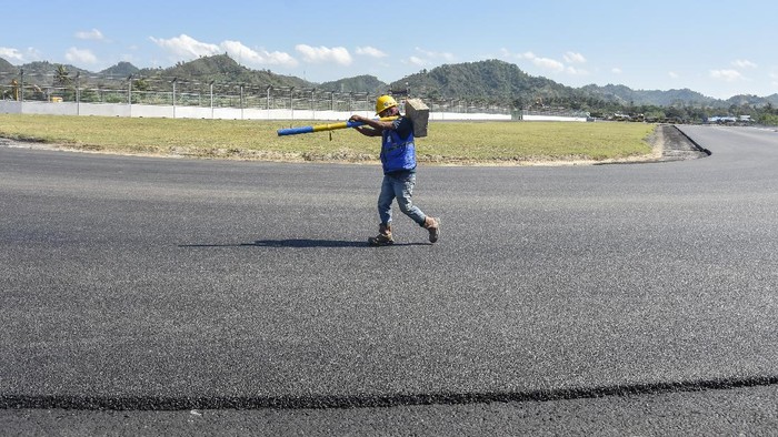 Seorang pekerja berada di tikungan ke 2 lintasan Mandalika International Street Circuit di Kawasan Ekonomi Khusus (KEK) Mandalika, Pujut, Praya, Lombok Tengah, NTB, Minggu (15/8/2021). Sirkuit Mandalika merupakan salah satu sirkuit terbaik menggunakan teknologi 
