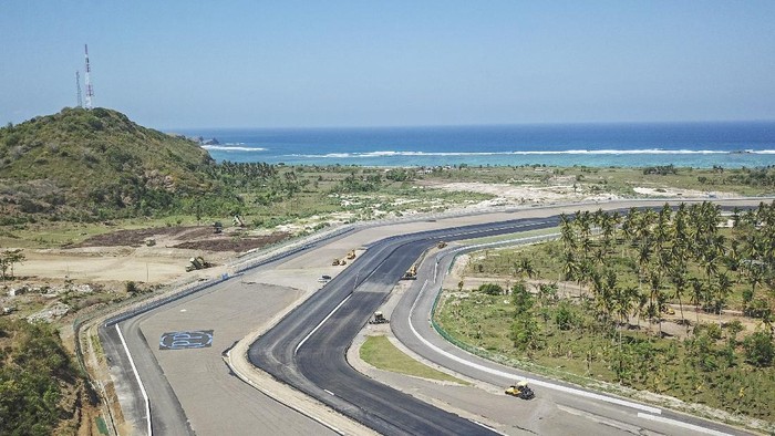 Foto udara tikungan ke 5 dan tikungan ke 6 lintasan Mandalika International Street Circuit di Kawasan Ekonomi Khusus (KEK) Mandalika, Pujut, Praya, Lombok Tengah, NTB, Minggu (15/8/2021). Sirkuit Mandalika merupakan salah satu sirkuit terbaik menggunakan teknologi 