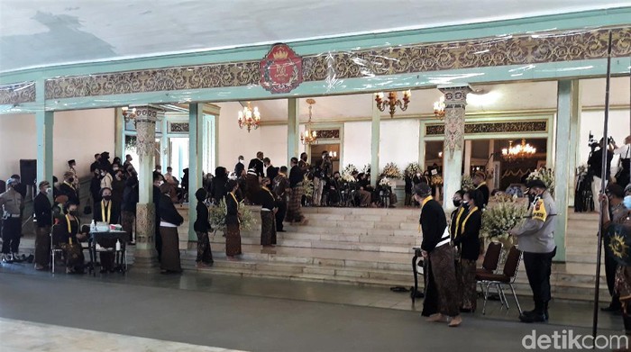 Prosesi pemakaman KGPAA Mangkunegara IX akan dilakukan hari ini. Sejumlah tokoh datangi Pura Mangkunegaran untuk ikuti prosesi pemakaman KGPAA Mangkunegara IX.