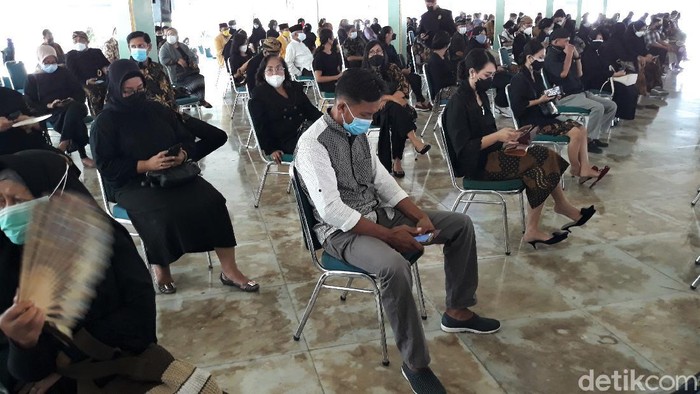 Prosesi pemakaman KGPAA Mangkunegara IX akan dilakukan hari ini. Sejumlah tokoh datangi Pura Mangkunegaran untuk ikuti prosesi pemakaman KGPAA Mangkunegara IX.