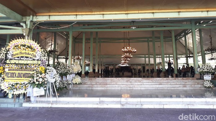 Suasana di Pura Mangkunegaran Jelang Pemakaman KGPAA Mangkunegara IX Prosesi pemakaman KGPAA Mangkunegara IX akan dilakukan hari ini. Sejumlah tokoh datangi Pura Mangkunegaran untuk ikuti prosesi pemakaman KGPAA Mangkunegara IX.