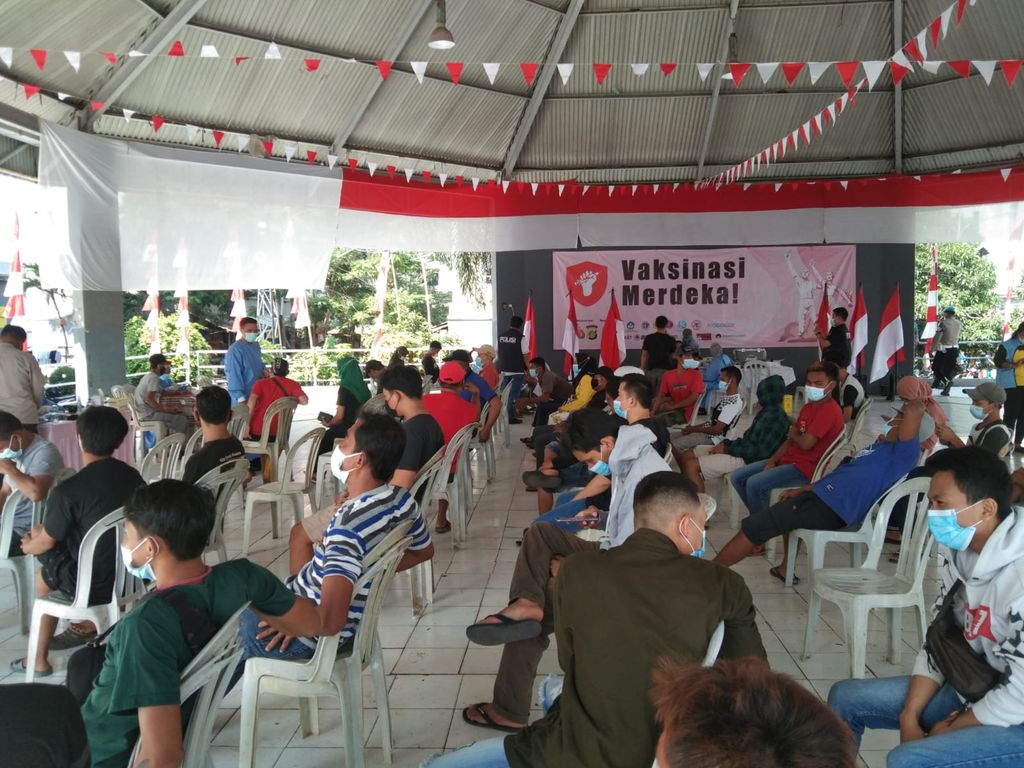 Suasana Gerai Vaksinasi Merdeka di RW 020 Muara Angke, Jakut