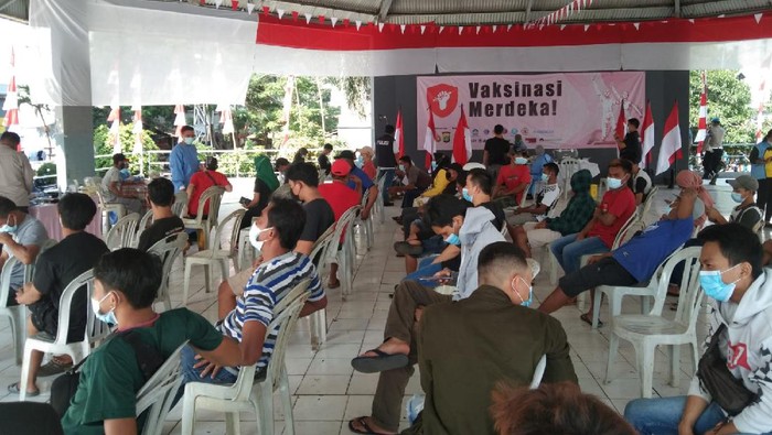 Suasana Gerai Vaksinasi Merdeka di RW 020 Muara Angke, Jakut