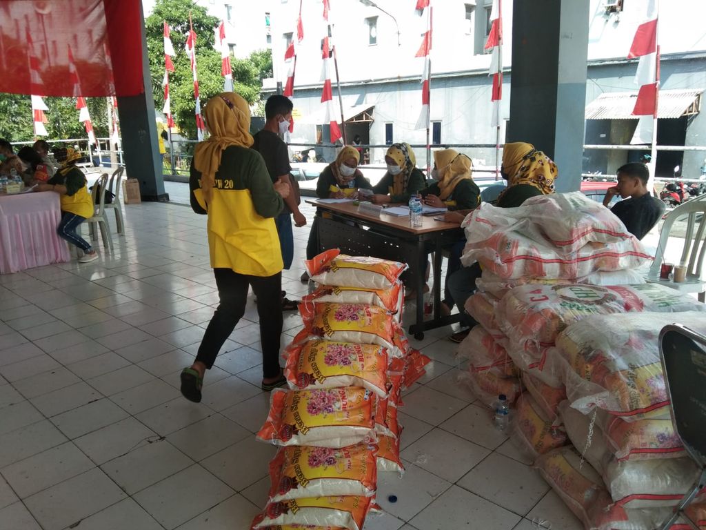 Suasana Gerai Vaksinasi Merdeka di RW 020 Muara Angke, Jakut