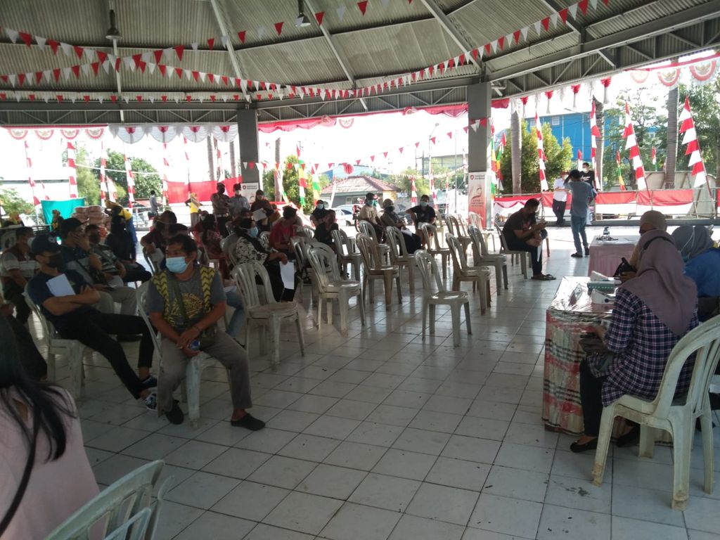 Suasana Gerai Vaksinasi Merdeka di RW 020 Muara Angke, Jakut
